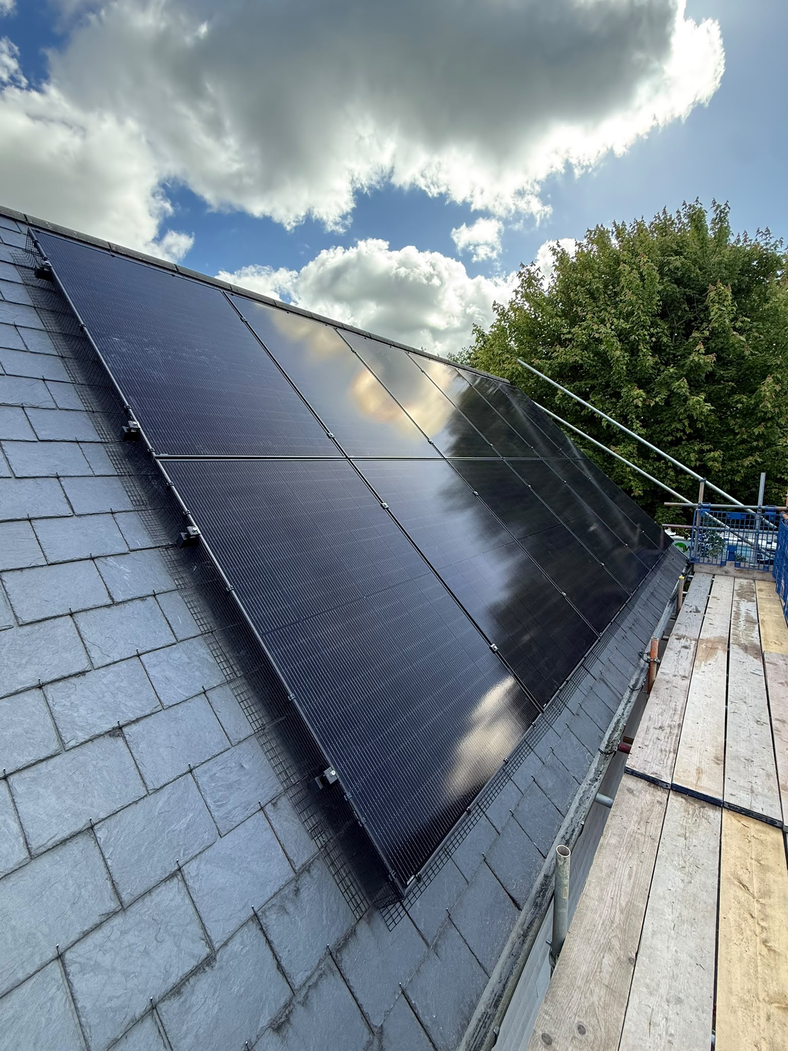 Residential solar panel array installed by WH Renewables